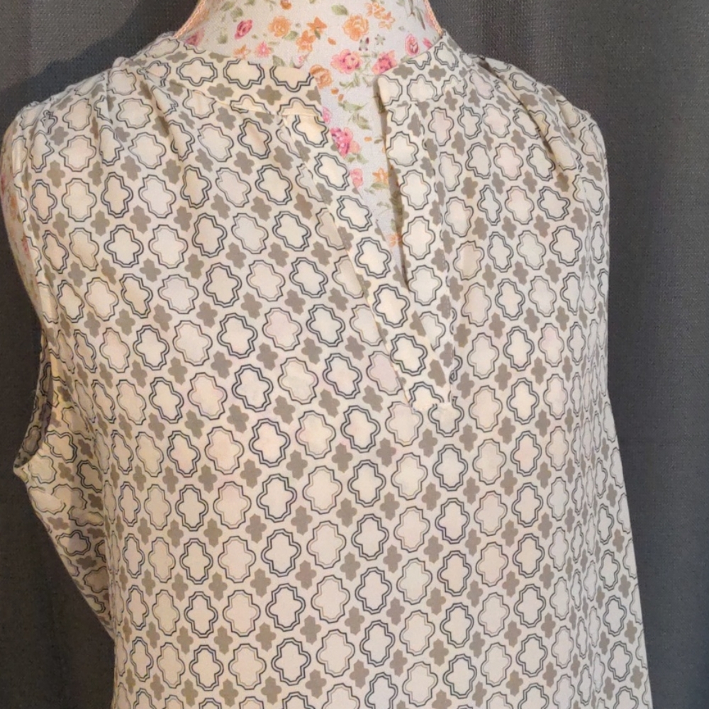 Tunic with pleated design- perfect for layering - Picture 2 of 6